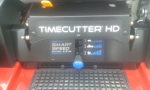 Deze robuuste Timecutter HD zero turn maaier met heavy duty stalen maaidek in Aalten afgeleverd door De Kruyf Mechanisatie Aalten.