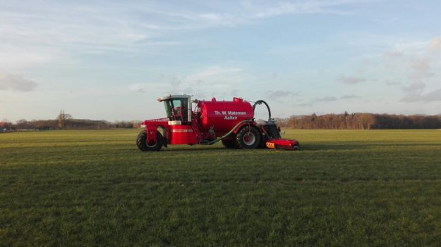 In opdracht van Loon- en grondverzetbedrijf Th.W. Mateman de Vervaet voorzien van een TRIMBLE GFX-750 stuurautomaat.
