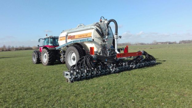 Vrijdag deze luxe 16 m3 capaciteitstank, klaar voor de nieuwe wetgeving, voorzien van een Pro-Ject 870 bemester geleverd door De Kruyf Mechanisatie Aalten aan Loonbedrijf H. Boschloo & Zn. in Gorssel.