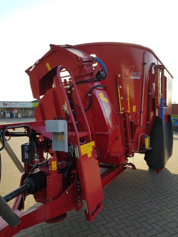 Onder een winterzonnetje deze nieuwe voermengwagen van BvL, type V-Mix Plus 17-2S LS, geleverd aan een van onze klanten in Aalten.