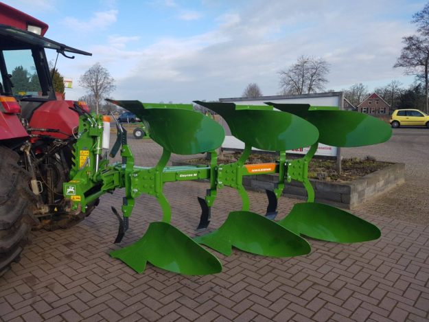 Wij mochten deze mooie ploeg, de eerste van onze nieuwe ploegmerk AMAZONE, leveren aan een klant in Heelweg: een AMAZONE Cayros M3 wentelploeg.