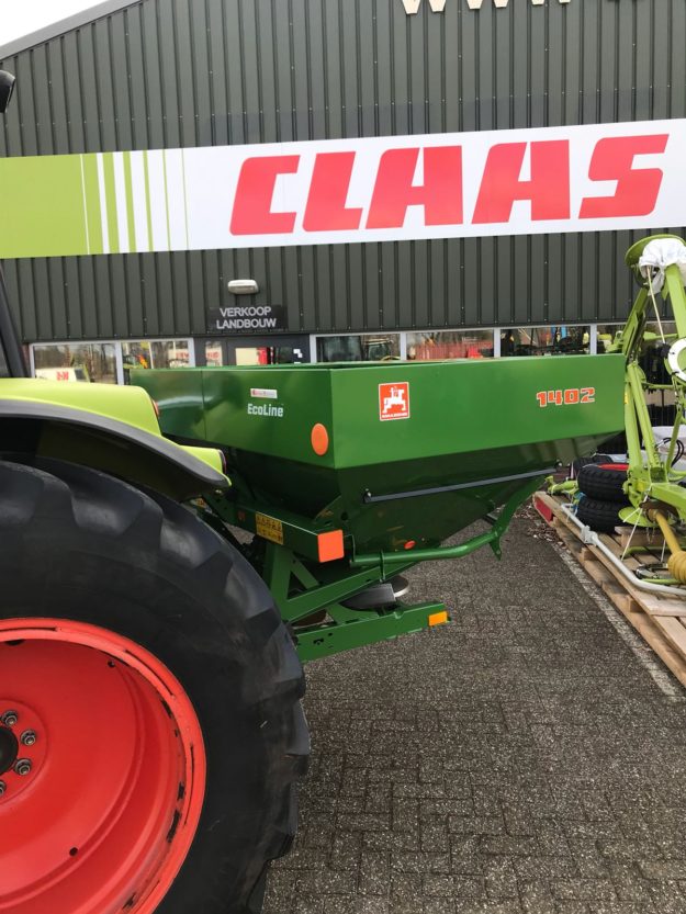 Tegelijk met de CLAAS Axos tractor deze nieuwe AMAZONE ZA-X Perfect 1402 kunstmeststrooier uitgeleverd aan een klant in Zeddam.