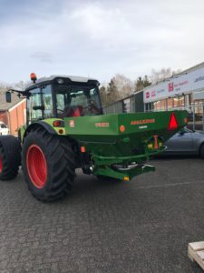 Tegelijk met de CLAAS Axos tractor deze nieuwe AMAZONE ZA-X Perfect 1402 kunstmeststrooier uitgeleverd aan een klant in Zeddam.