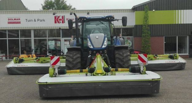Afgeleverd aan Loonbedrijf Bosch uit Hengelo Gld. deze krachtige maaicombinatie bestaande uit CLAAS Disco 1100 C achtermaaiers met een Disco 3600 frontmaaier.