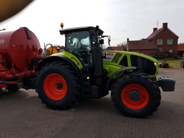 Claas Axion 920 afgeleverd door De Kruyf Mechanisatie Aalten aan Loon- en Grondverzetbedrijf Nikkels in Teuge.