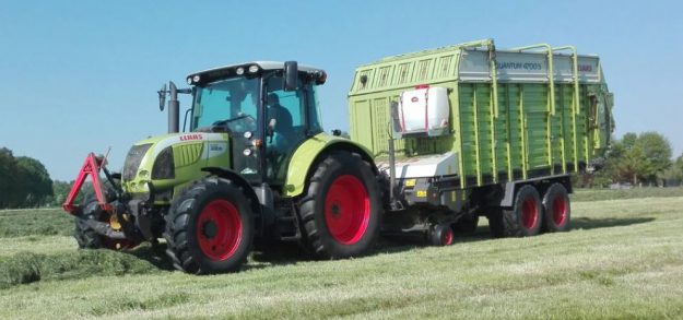 Deze keer een mooie, handzame alleskunner voorzien van 4 cilinder full powershift, de CLAAS Arion 520, samen met een Quantum 4700S opraapwagen met doseerwalsen mogen leveren aan een melkveehouder uit Sinderen.