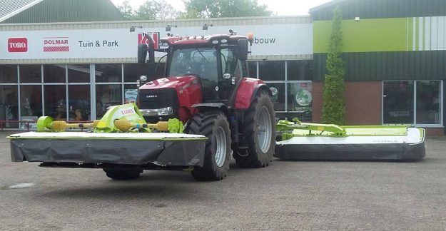 Ook Loonbedrijf Niesink in Keyenborg een CLAAS Disco frontmaaier 3200 FC en een Disco 9200 C vlinkermaaier mogen leveren.