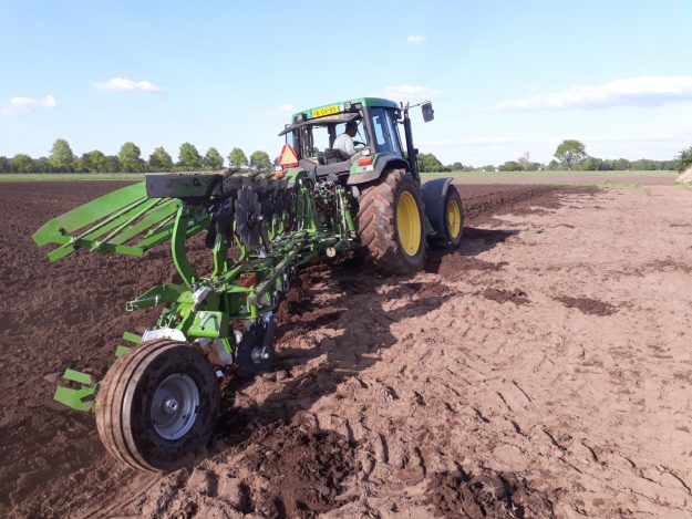 Westerveld 1 AMAZONE Cayros 5-schaar wentelploeg afgeleverd en in bedrijf gesteld in Westendorp.