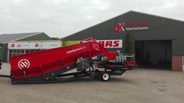 Nieuwe Baselier 4LKB 310 loofklapper afgeleverd door De Kruyf Mechanisatie Aalten.