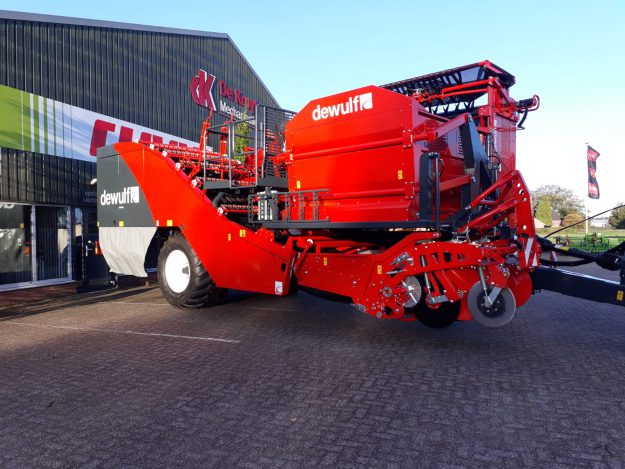 De Kruyf Mechanisatie Aalten heeft aan een klant in Meddo deze prachtige DEWULF Torro getrokken 2-rijige zeefbandrooier afgeleverd.