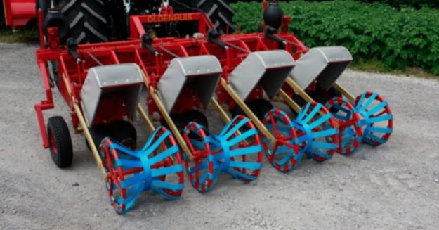 De Kruyf Mechanisatie Aalten gaat met machines van de fa. Kloppenburg in Ultrum verkopen.