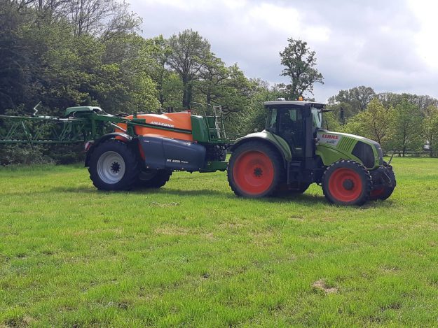 Deze AMAZONE UX 4201 Super veldspuit met 39 meter werkbreedte en dopschakeling afgeleverd aan een akkerbouwer in Winterswijk.