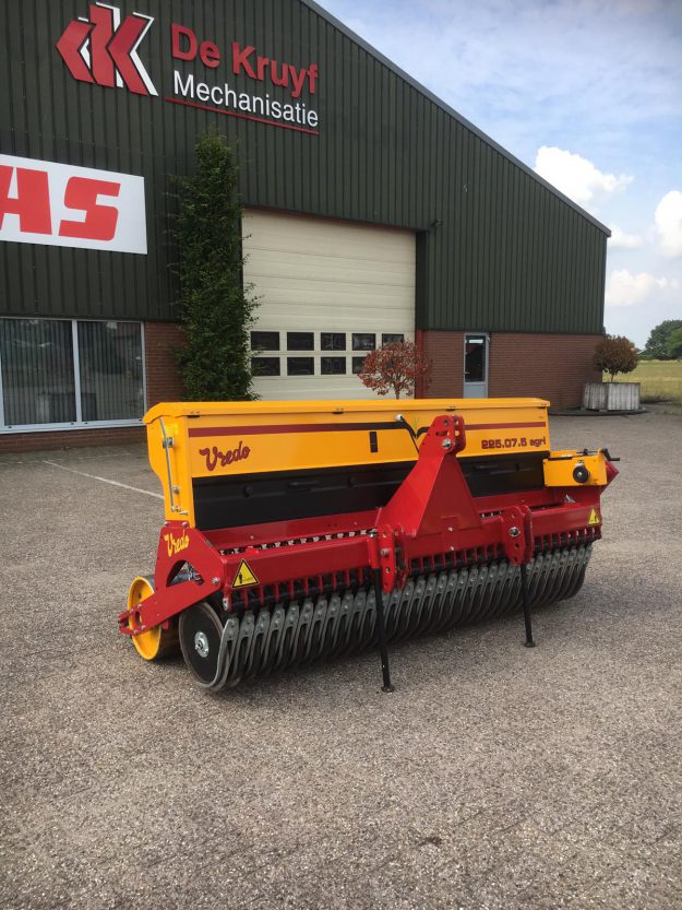 De Kruyf Mechanisatie Aalten heeft aan Loonbedrijf Buiting uit Silvolde deze VREDO DZ 225.07.08 doorzaaimachine afgeleverd.